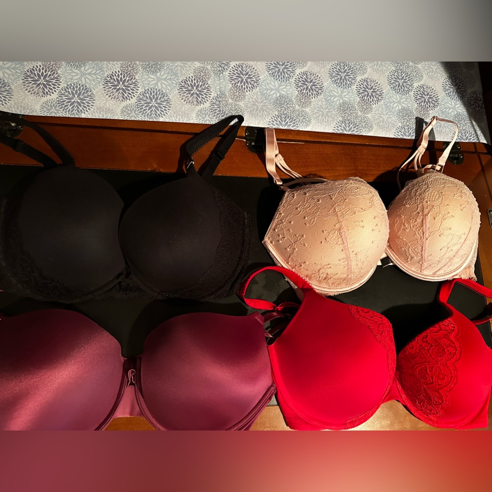 BNWT 34DDD 4pcs Victoria’s Secret Bras